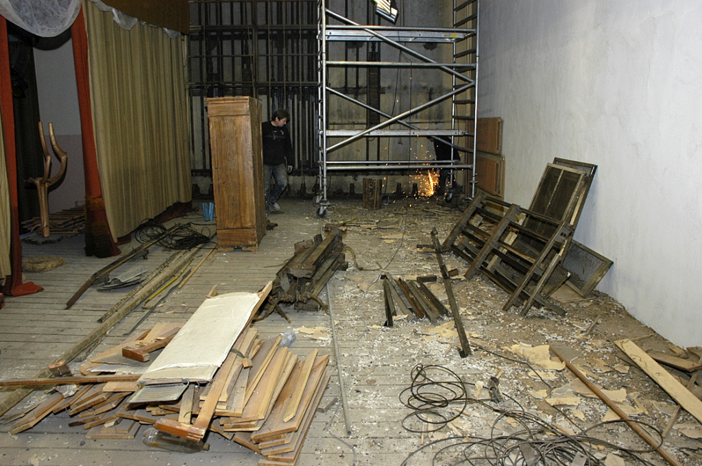 SIA «Latvijas būve» darbinieki strādā pie tautas nama skatuves pārbūves.
Autors: Ivars Bogdanovs