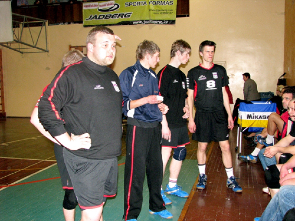 Volejbola kluba «Vecumnieki» vīriešu komandas treneris Jānis Plūme (pirmais no kreisās) rūpīgi analizē katru spēli, noskatoties to videoierakstā un izstrādājot taktiku nākamajām cīņām.
Autors: Juris Iļņickis