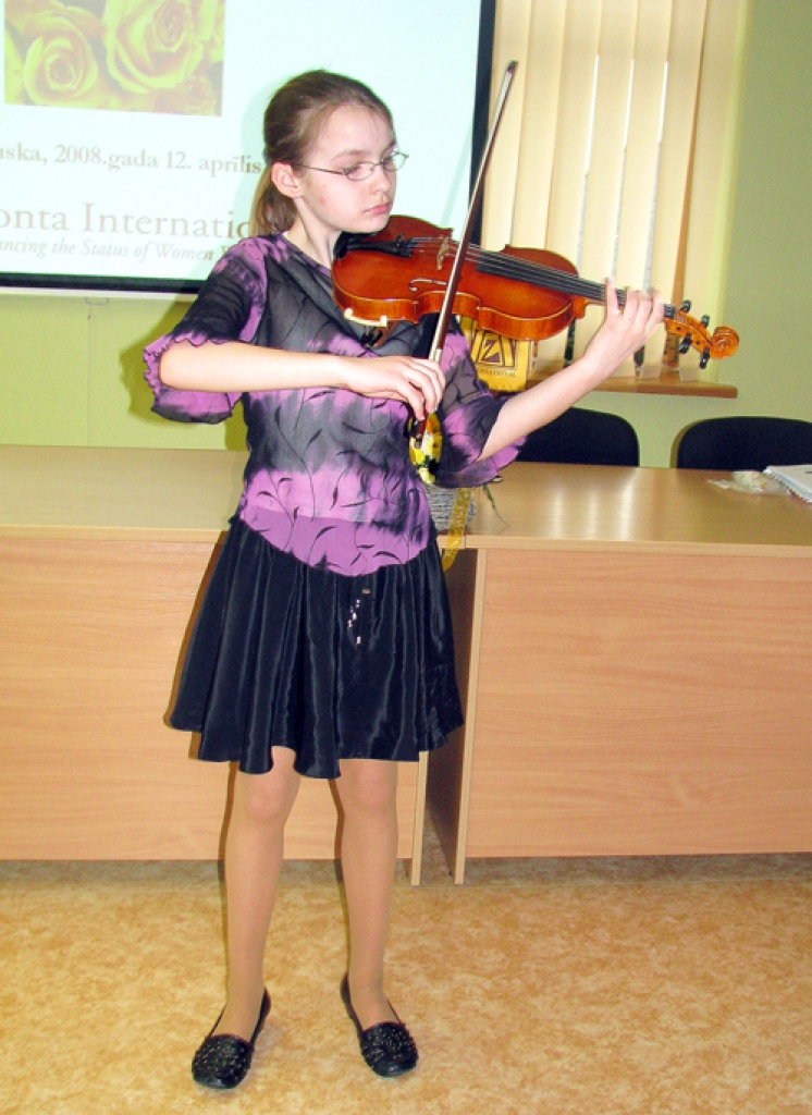 12. aprīlī Latvijas Zonta klubu sapulcē koncertu sniedza Bauskas mūzikas skolas audzēkņi. Zontietes klausījās arī Daces Bukšas vijoles spēli.
Autors: Juris Iļņickis