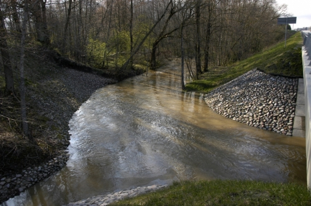 Pie A7 tilta pār Ceraukstes upi manāmi dīzeļdegvielas plankumi.
Autors: Ivars Bogdanovs