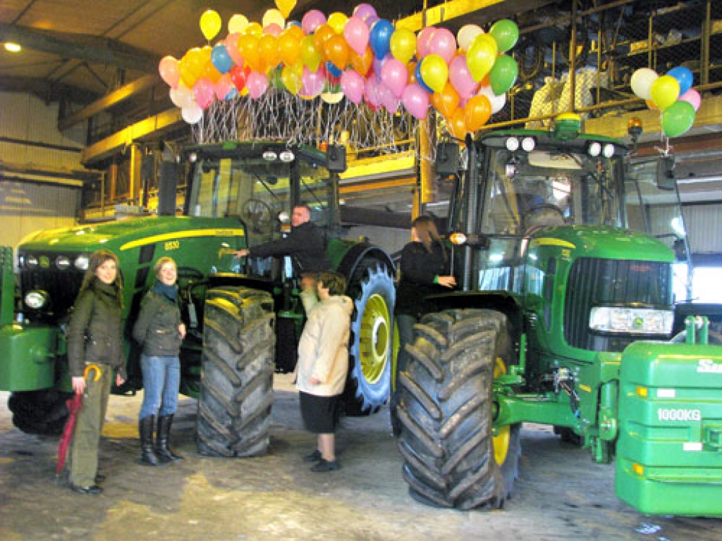Firmas «John Deere» traktori ir galvenais vilcējspēks. Par jaunāko tehniku priecājas SIA «PS Līdums» inženieris Pēteris Nagņibeda, ražošanas direktore Daina Dūrēna un  viešņas Guna Dūrēna un Agnese Grāvīte.
Autors: Juris Iļņickis