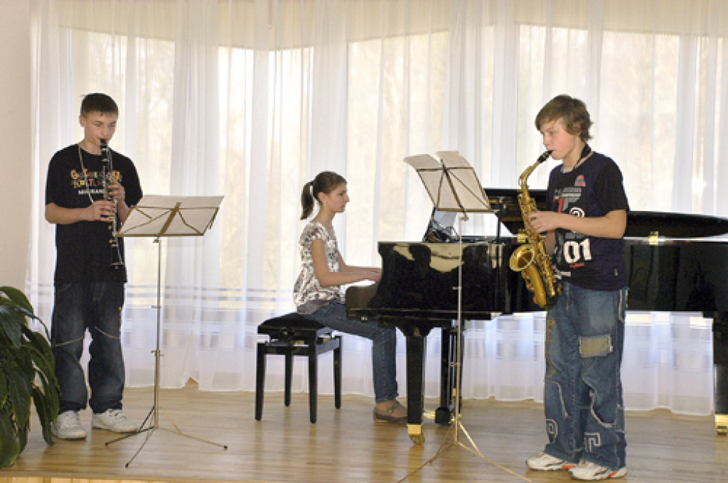 Andris Dziļums (no kreisās), Sintija Kuzma un Eduards Lācis konkursa skaņdarbus izpildīja rajona pašvaldību vadītājiem aprīļa sākumā. 
Autors: Ivars Bogdanovs