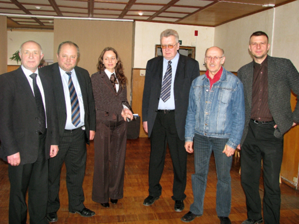 Skaistkalnes pagasta padomē tikās Lietuvas Seima deputāti Skirmants Pabedinsks (no kreisās) un Mīkolaitis Gintauts, Biržu pilsētas vicemērs Rimants Martinonis, Skaiskalnes pagasta padomes priekšsēdētājs Jānis Kalniņš un Nemunēles Radvilišku pašvaldības vadītājs stārasts Giedrjus Kubiljus.
Autors: Juris Iļņickis