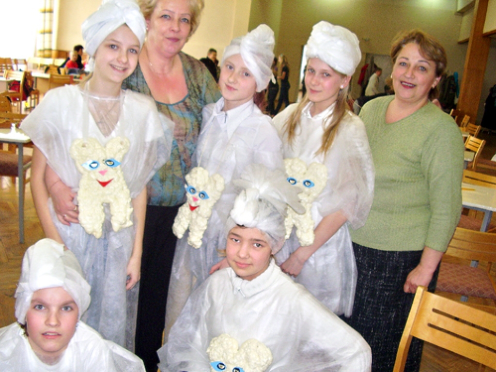 «Esam pārlaimīgi!» [ar uzvaru viktorīnā priecājas Bauskas pamatskolas piekto klašu komanda un sociālo zinību skolotājas (no kreisās) Gunta Spure un Baiba Apšāne.
Autors: Inga Muižniece