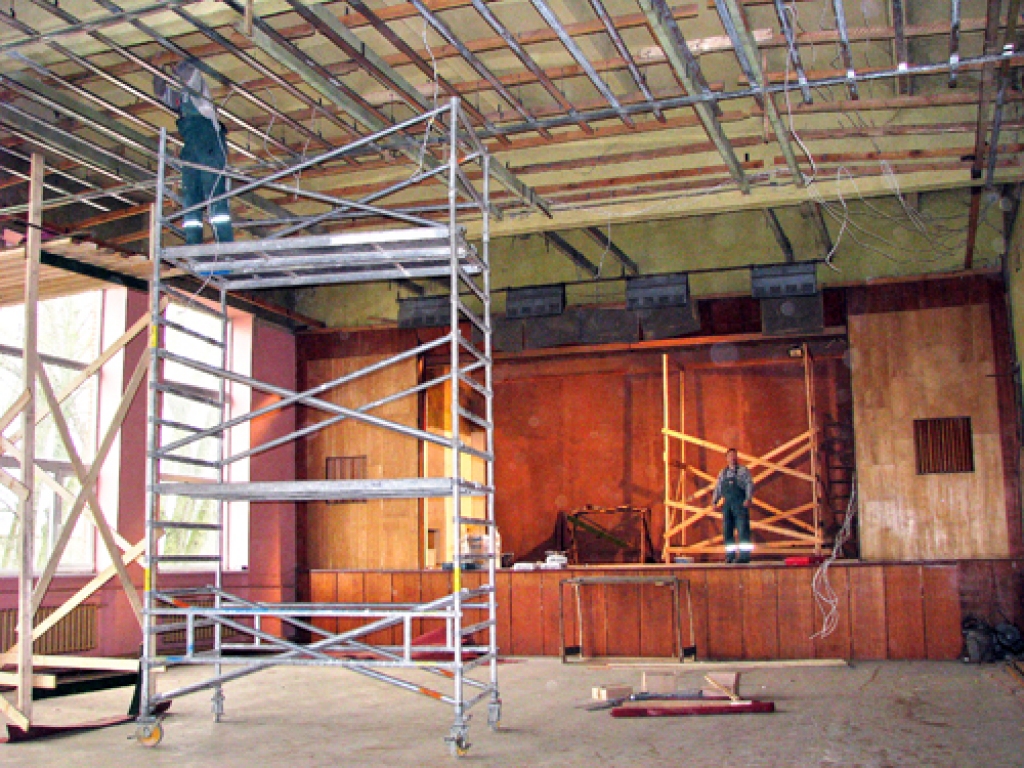 Ozolaines kultūras nama lielajā zālē krēslu vietā stalažas, darbojas strādnieki, kuri atjauno elektroinstalāciju, veic apdari.
Autors: Vilnis Auzāns