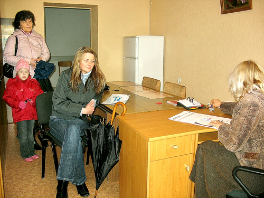 Bauskas pilsētas vēlēšanu komisijas loceklei Ligitai Billei (no labās) vakar, 8. aprīlī, brīvu brīžu bija maz. Parakstīties gribētāji dažbrīd bija pat vairāki. Tiek reģistrēta Lindas Lediņas pase, rindā gaida Līga Valmiera.
Autors: Vilnis Auzāns