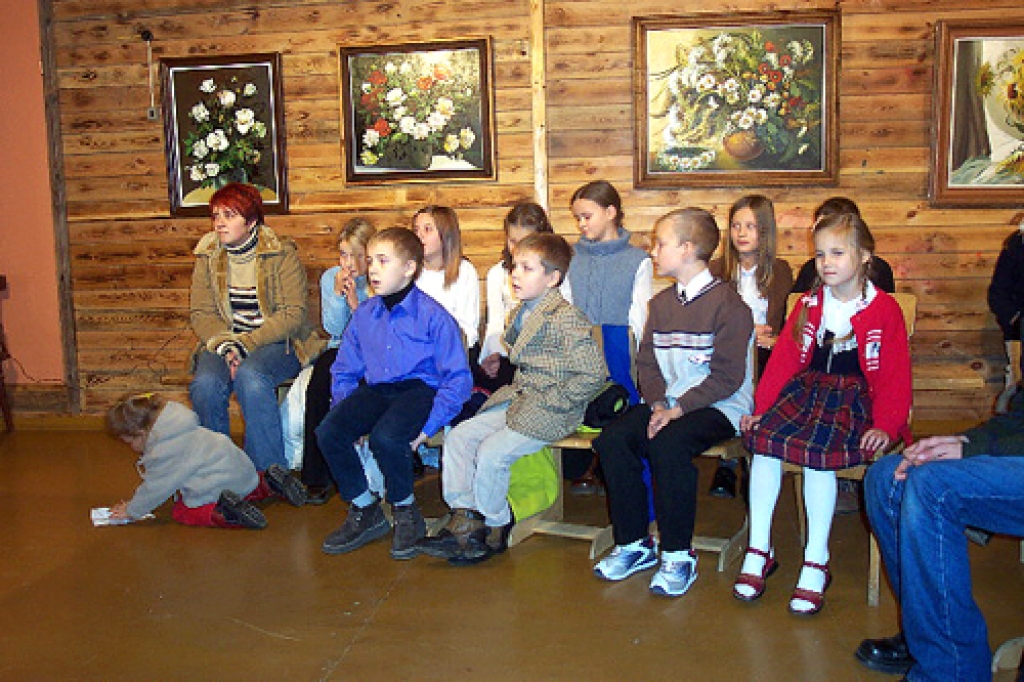 Kopas «Tarkšķi» vadītāja Kristīne Karele (no kreisās) un audzēkņi.
Autors: www.lu.lv 