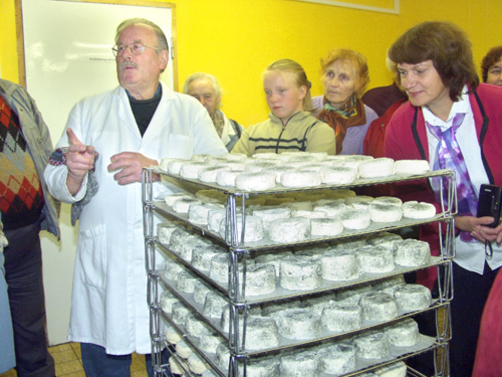 Elejas siera ražotnē īpašnieks un meistars Lisjēns Eribērs vadījis ekskursiju arī baušķeniecēm.
Autors: no «Bauskas Dzīves» arhīva