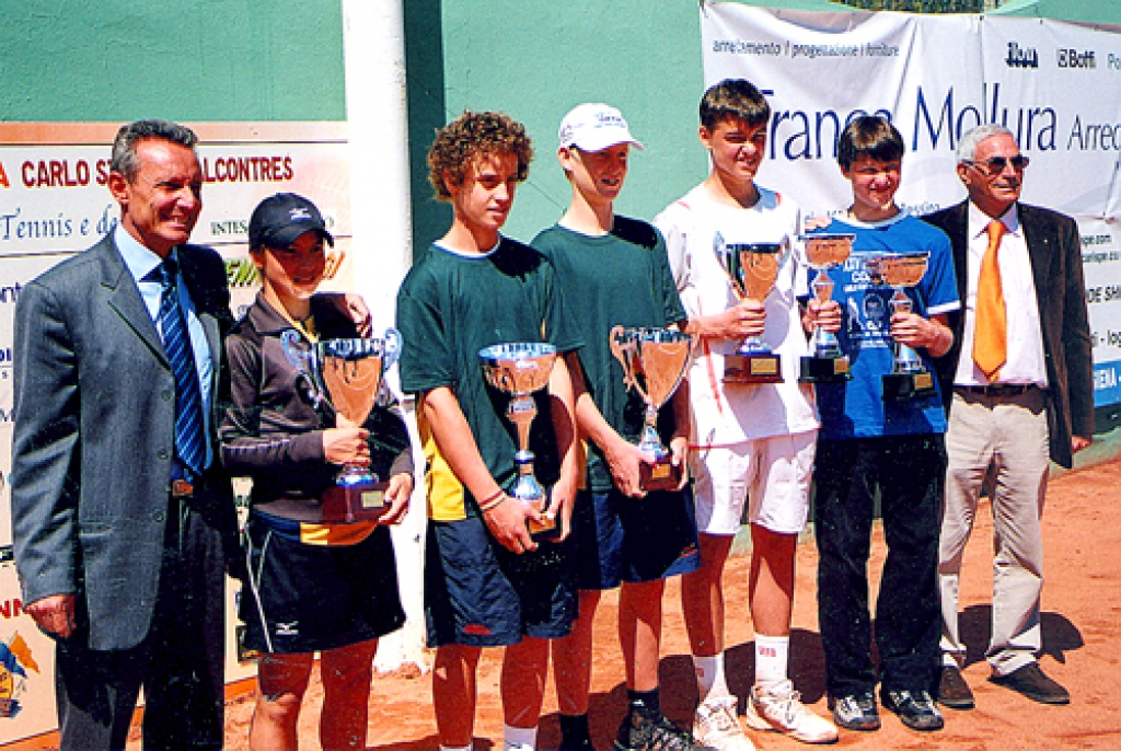 Mesīnas starptautiskā turnīra noslēgumā organizatori fotografējās kopā ar finālistiem, viņu vidū arī Jānis Podžus (otrais no labās) un viņa brālis Mārtiņš. 
Autors: Anta Podžus