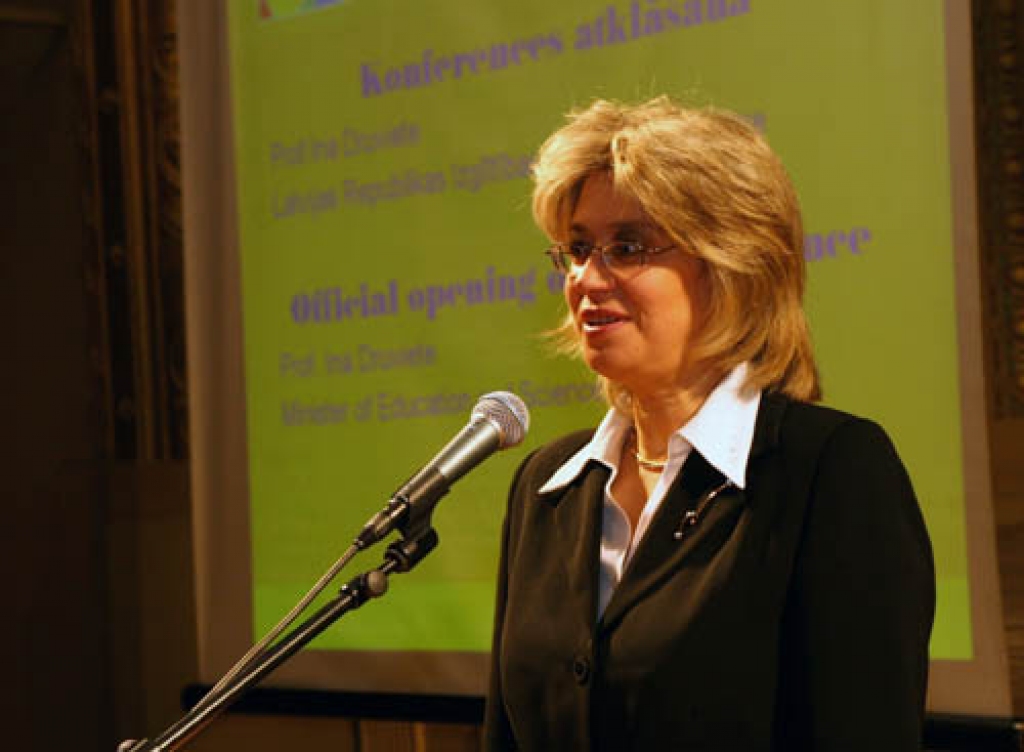 Saeimas deputāte Ina Druviete ar žurnālistiem sarunāsies tikai latviešu valodā.
Autors: www.apollo.lv