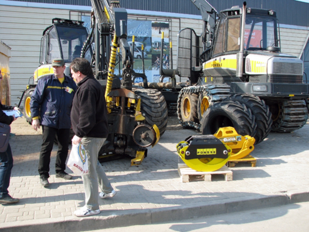 «Kesko Agro Latvija» meža tehnikas tirdzniecības speciālists Einārs Šķēls demonstrēja apmeklētājiem «Ponsse» firmas harvesteru. Lai arī lielā tehnika bija viens no galvenajiem apskates objektiem, tomēr realitātē šis piedāvājums ieinteresēja dažus izstādes apmeklētājus.
Autors: Juris Iļņickis