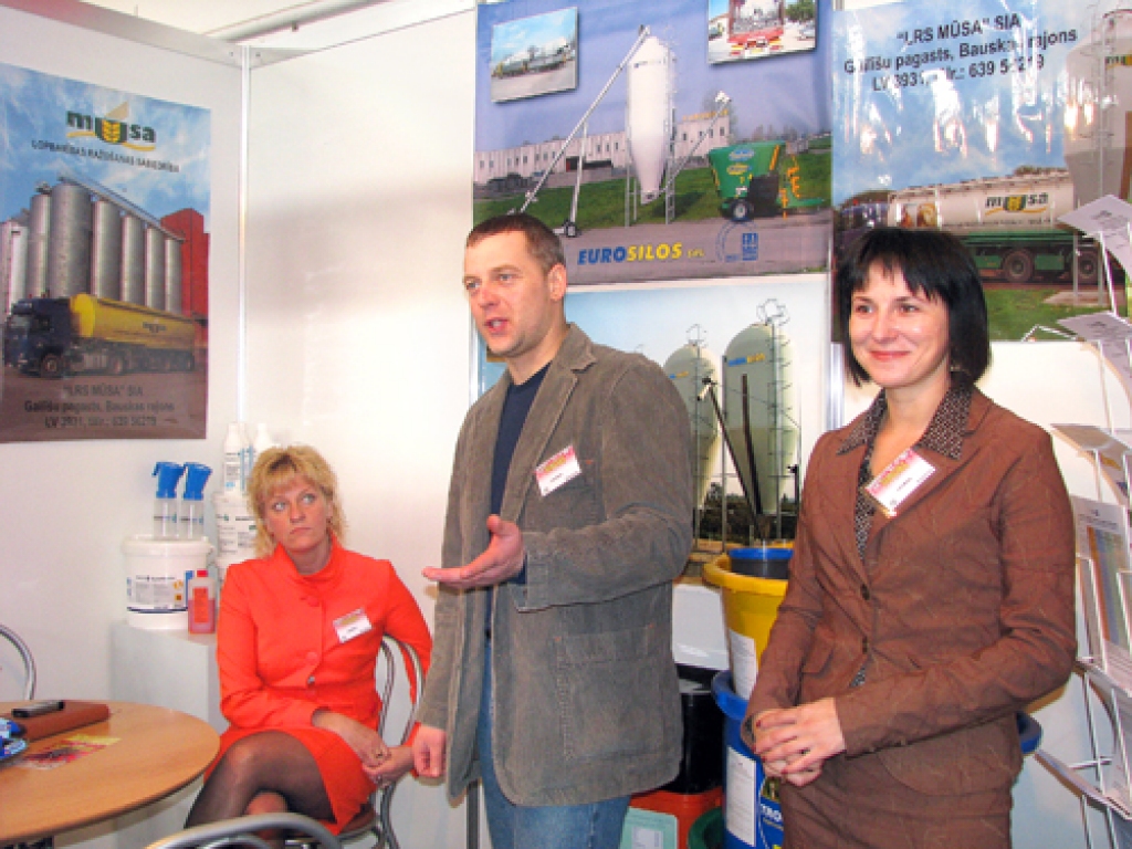 LRS «Mūsa» darbiniekiem – realizācijas daļas vadītājai Tijai Osipovai (no kreisās), izpilddirektoram Raitim Pavinkšnim un kvalitātes kontroles vadītājai Marinai Morgovičai – šogad ar zemniekiem sarunās pārsvarā ir jārisina ne visai patīkami temati. 
Autors: Juris Iļņickis