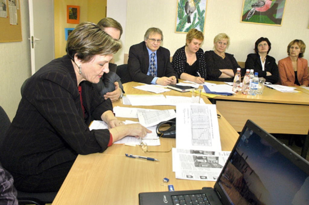 Sīri Vildere (priekšplānā), va/s «Latvijas Valsts ceļi» centra reģiona Bauskas nodaļas vadītāja, pašvaldību vadītājiem sacīja, ka pagājusī ziema bija slikta rajona ceļiem. Pašlaik gandrīz visas brauktuves ir noplanētas.
Autors: Ivars Bogdanovs