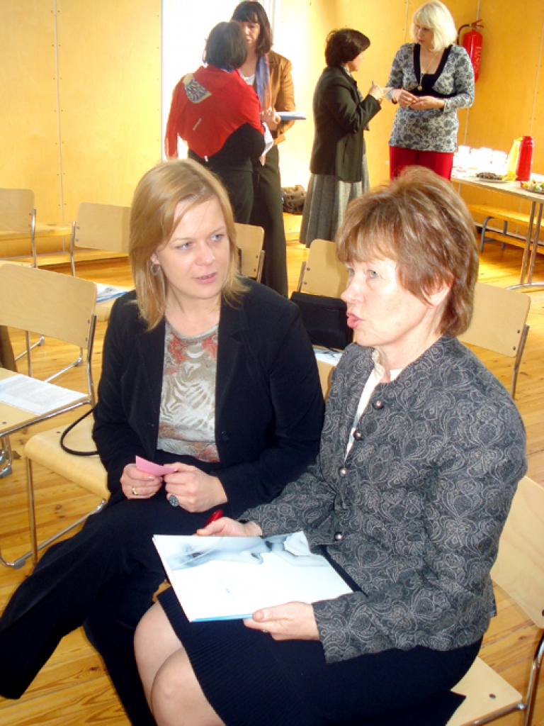 2008. gada prioritātes Latvijas SOS bērnu ciematu asociācijā apspriež nacionālā direktore Ilze Paleja (no kreisās) un asociācijas padomes priekšsēdētāja Māra Bite.
Autors: G. Matulēvičs