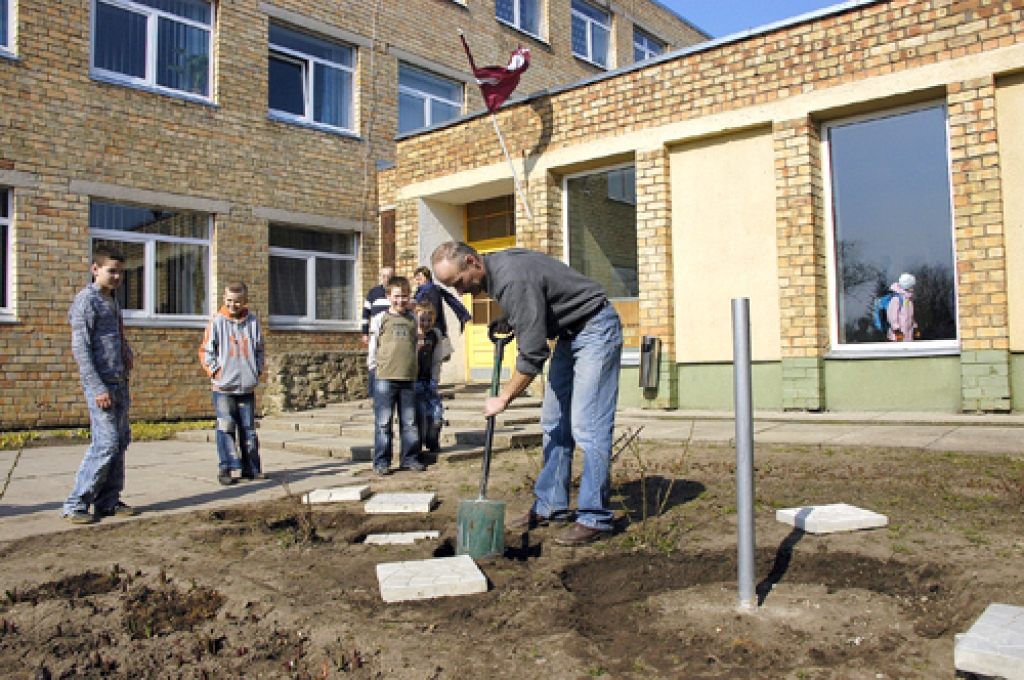 Pilsrundāles vidusskolas remontstrādnieks Viesturs Bardinskis un palīgi iekārto karoga masta vietu.
Autors: Ivars Bogdanovs
