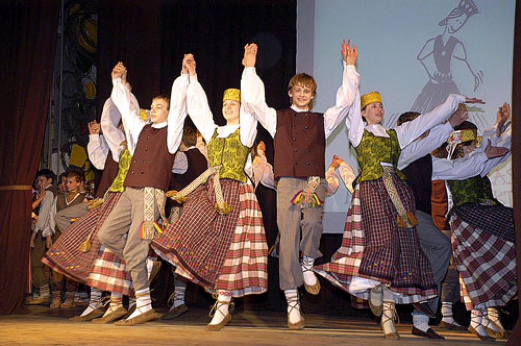 Uz Bauskas pilsētas Tautas nama skatuves uzstājas viesi no Lietuvas – Lazdijai pilsētas kultūras nama deju kolektīvs.
Autors: Ivars Bogdanovs