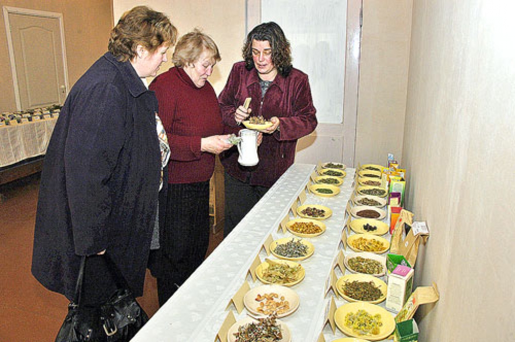 Bārbeles pagasta grāmatvede Anda Jermaka, pagasta iedzīvotāja Velta Pelne un sociālā darbiniece Sandra Dreijere aplūko ārstniecības augu izstādi.
Autors: Ivars Bogdanovs