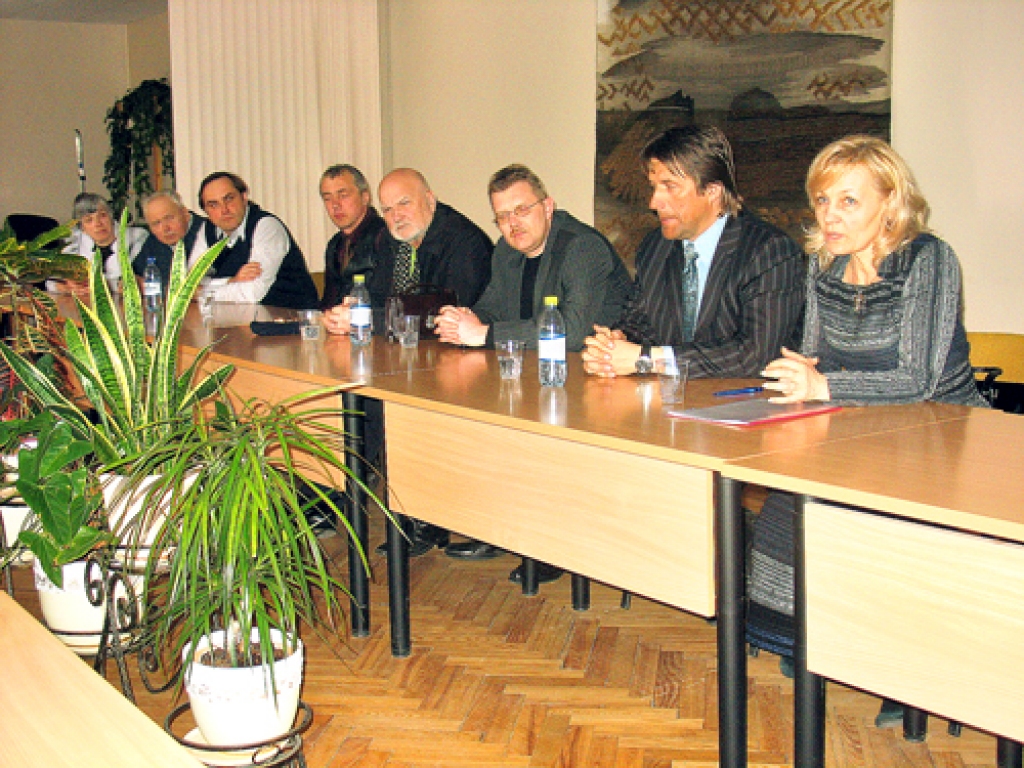 Saeimas deputātu Silvas Bendrātes un Arta Kampara saruna par pašreizējām politiskajām aktivitātēm ar baušķeniekiem ilga teju divas stundas.
Autors: Vilnis Auzāns