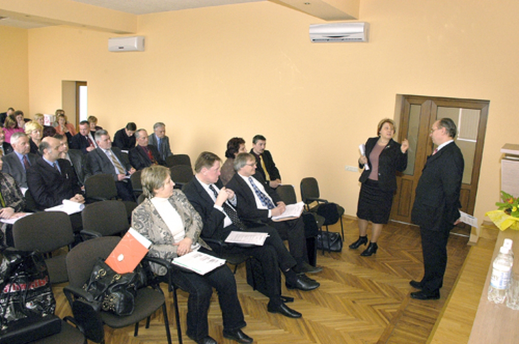 Visvairāk pašvaldību vadītāju jautājumu saņēma Reģionālās attīstības un pašvaldību lietu ministrijas valsts sekretāre Laimdota Straujuma un viņas vietnieks Arvīds Pīlēģis.
Autors: Ivars Bogdanovs