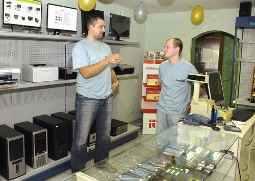 «Data Teh» veikala īpašnieki Lauris Tijons (no labās) un Lauris Krasņikovs uzskata, ka mūsdienās datoru lietotāji var atļauties legālas programmatūras, kas ietaupītu vēlāk izdevumus saistībā ar apkalpošanu.
Autors: Ivars Bogdanovs