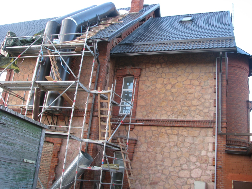 Vēsturisks foto, kad Iecavas kultūras nama jaunā ventilācijas sistēma vēl tikai tika uzstādīta. Rīt jau to atrādīs būvuzraugam.
Autors: «Bauskas Dzīves» arhīvs