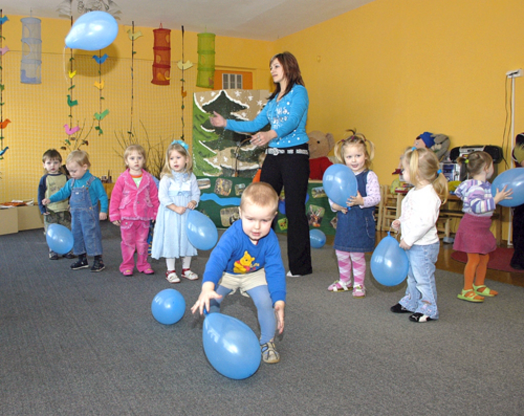 Paši mazākie bērnudārzā – divus gadus vecie grupas «Mārītes» audzēkņi – bija izvēlējušies zilo krāsu, viņi arī dziedāja par zilām debesīm, mākoņiem un sapnīšiem.
Autors: Ivars Bogdanovs