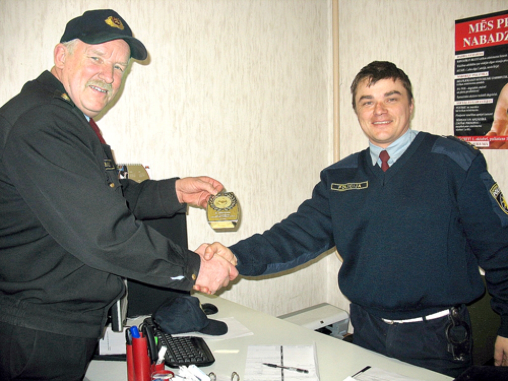 Par apzinīgu pienākumu pildīšanu Ceļu policijas 70. gadskārtā Bauskas Domes kārtībnieks Aldonis Buls piemiņas zīmi pasniedz CP inspektoram Gatim Ķēniņam.
Autors: Vilnis Auzāns