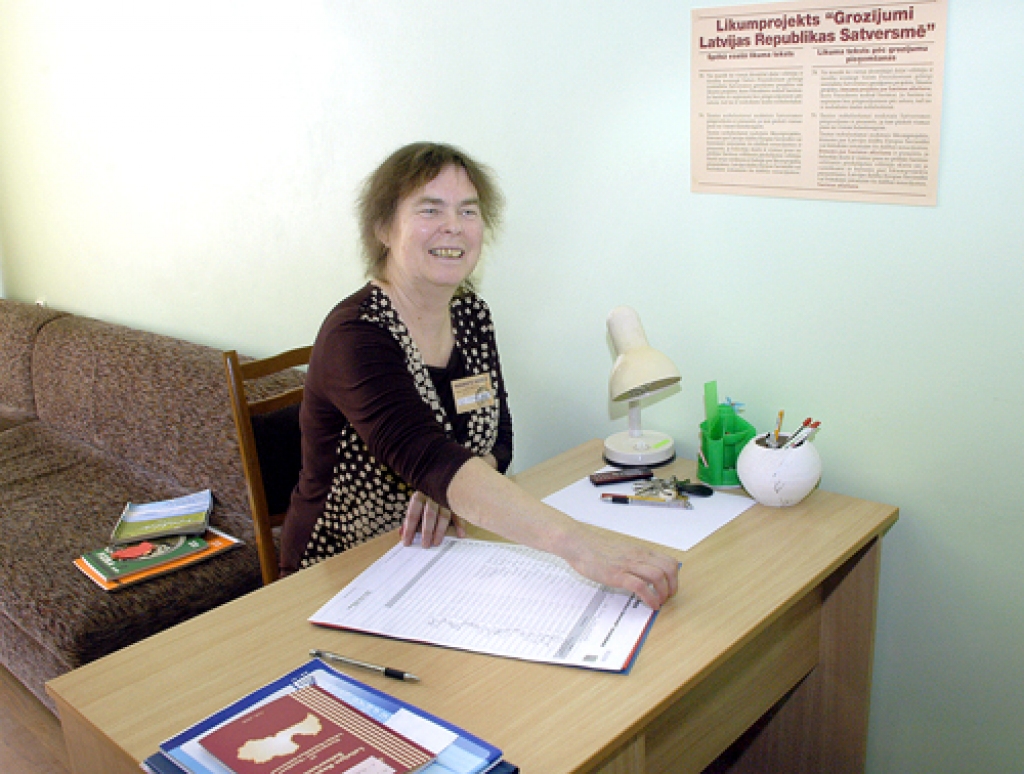 Codes pagasta vēlēšanu komisijas locekle vietējās pamatskolas skolotāja Aija Vītoliņa fiksē, ka līdz 1. aprīlim Codē savākti 68 iedzīvotāju paraksti.
Autors: Ivars Bogdanovs