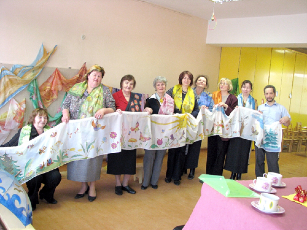 Ceraukstes pagasta zīda apgleznotāju grupa mācību noslēgumā sagādājusi dāvanu bērnudārzam «Mūsa». Visi kopā darinājuši aizkaru, kurā atainoti gadalaiki.
Autors: Juris Iļņickis