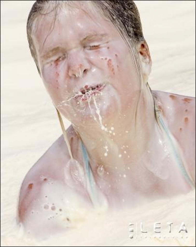 Meitene peldās piena baseinā Nīderlandes pilsētā Vijdevormerā, kur zemnieki, protestējot pret zemajām piena iepirkuma cenām, piepildījuši peldbaseinu ar pienu. Vairāki bērni izmantoja iespēju izpeldēties pienā.
Autors: AFP/LETA