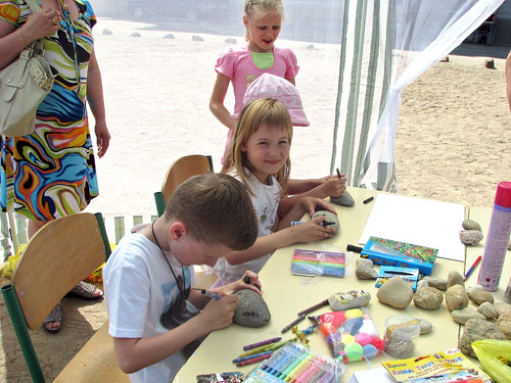 Mākslinieks Jānis Anmanis aicināja bērnus apgleznot akmeņus, zīmēt portretus un veidot gobelēnu.
Autors: Laimonis Šulcs