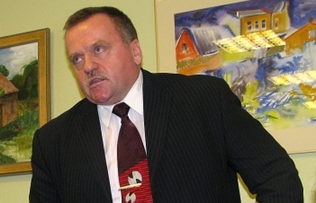 Gailīšu pagasta padomes priekšsēdētājs Valdis Veips audzēkņiem un pedagogiem pasniedza naudas balvas.
Autors: No arhīva.