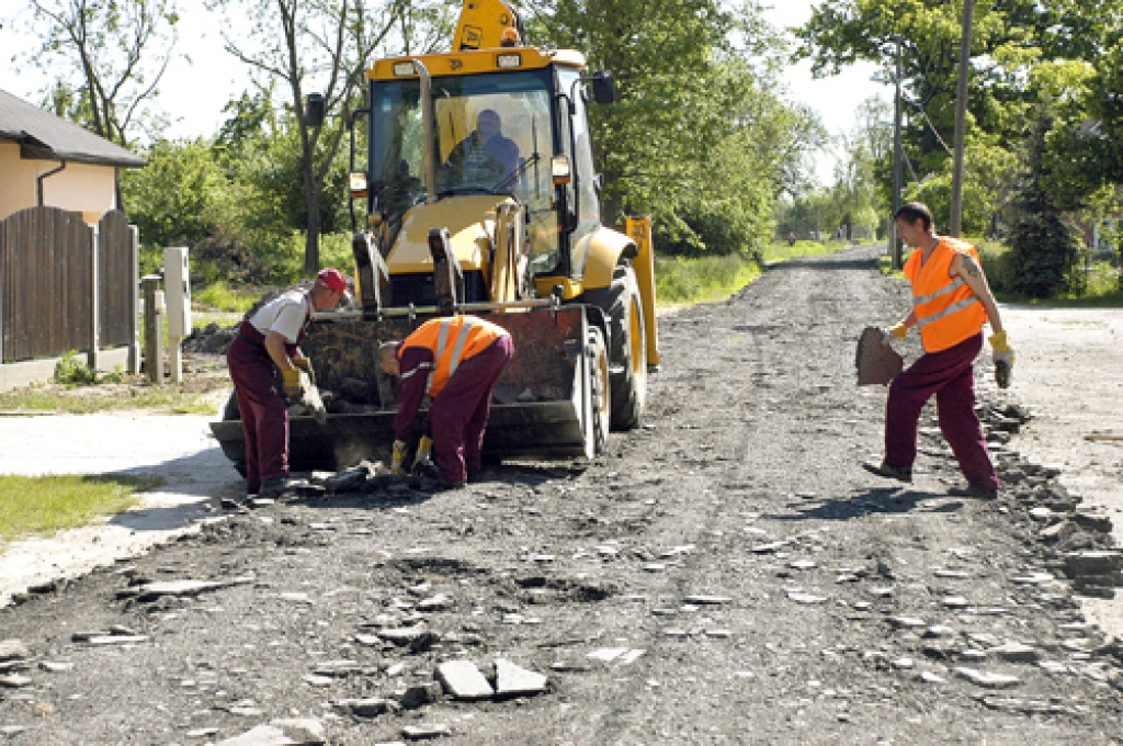 Vecais asfalts, kas Dārza ielā tika uzliets 1972. gadā, ir nofrēzēts un uzbērts Biržu ielā. 
Autors: Ivars Bogdanovs