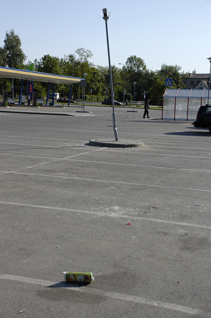 «Rimi» laukums kļūst arvien nepievilcīgāks – saplēstas laternas, daži stabiņi noliekušies, asfalta segums arī jāremontē.
Autors: Ivars Bogdanovs