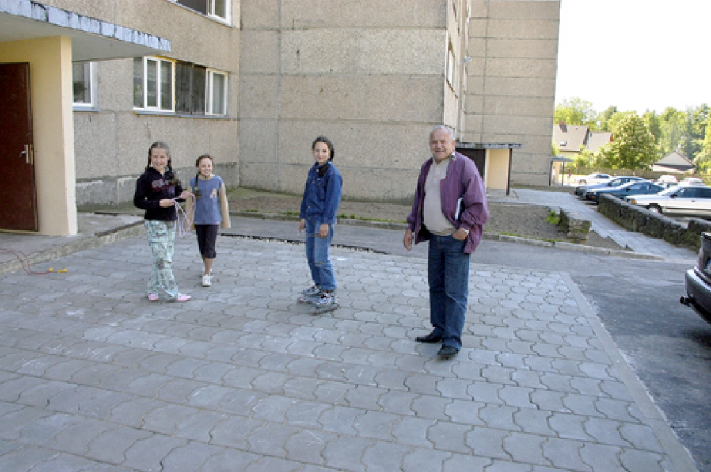 Krista Dārziņa (no kreisās), Marina Červjakova un Valērija Ismagilova uzskata, ka pašlaik pie viņu mājas Tirgus ielā 3 Iecavā  izskatās smukāk un ir priecīgāk. Ar meitenēm aprunājas SIA «Dzīvokļu komunālā saimniecība» vadītājs Alvis Feldmanis.
Autors: Ivars Bogdanovs