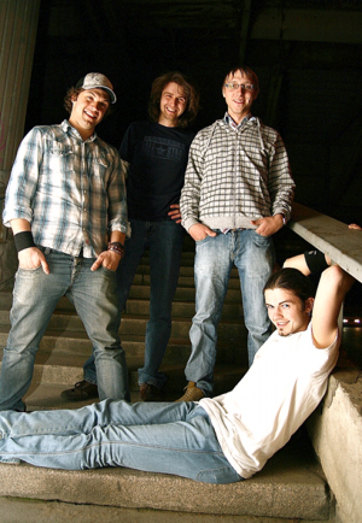 Grupas «ak69» pašreizējais sastāvs Oskars Mustermanis – ģitāra un vokāls (1. rindā), Mārcis Pļaviņš – bungas (2. rindā no kreisās), Vadims Ņevjadomskis – basģitāra un Jānis Hohbergs – ģitāra.
Autors: no albuma