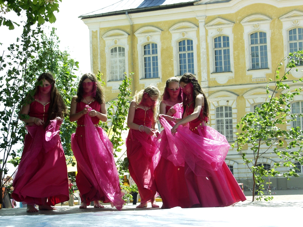 Bauskas rajona bērnu un jauniešu svētkos Rundālē ik gadu ar interesantiem  priekšnesumiem uzstājās amatieri un dažādi mākslinieki.
Autors: No «Bauskas Dzīves» arhīva.