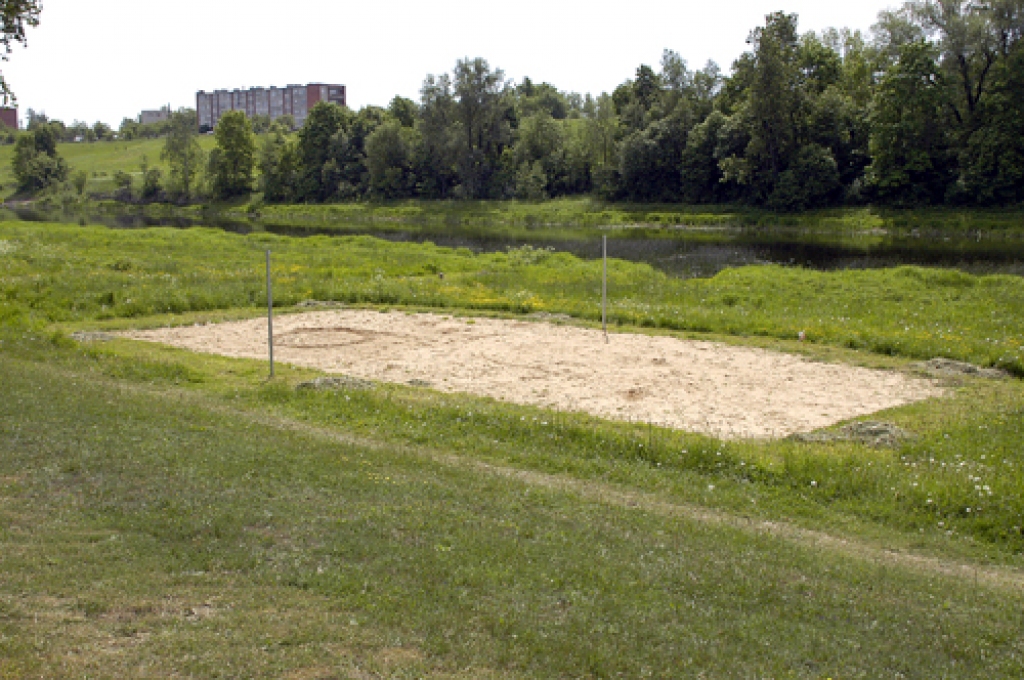 SIA «Vides serviss» šonedēļ sola atsvaidzināt volejbola laukumu pretī pilsētas stadionam Mūsas upes krastā.
Autors: Ivars Bogdanovs