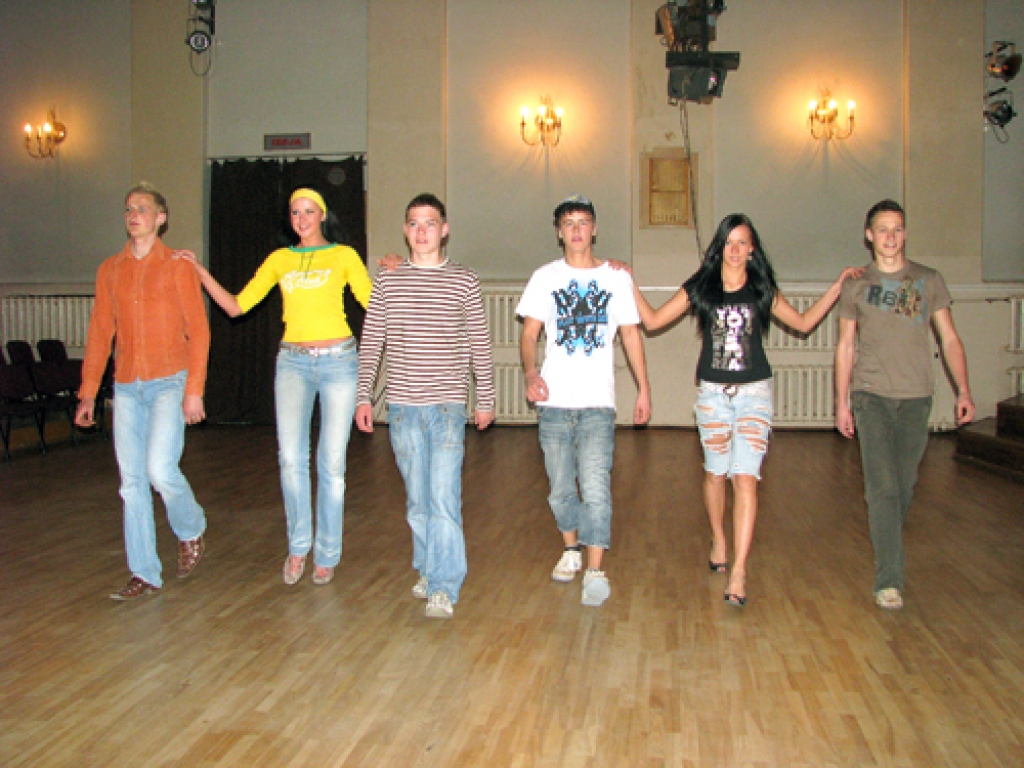 Šīs nedēļas pirmajā mēģinājumā Eva Antonova (otrā no kreisās) jauniešiem mācīja pareizu gaitu.
Autors: Juris Iļņickis