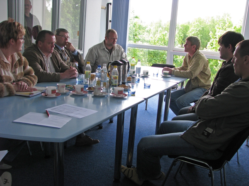 Sarunā piedalījās rajona Padomes priekšsēdētāja vietnieks Valdis Veips, Sporta nodaļas vadītāja Inga Ūbele, pilsētas Domes priekšsēdētājas vietnieks Māris Freimanis, SIA «Uzvara-Lauks» valdes priekšsēdētājs Arnis Vējš, komandas treneris Dainis Akmentiņš, kapteinis Ingus Panteļejevs un menedžeris Aivars Duklavs. Šāda saruna, kurā iesaistās vairākas ieinteresētās puses, bija organizēta pirmo reizi. 
Autors: Vilnis Auzāns