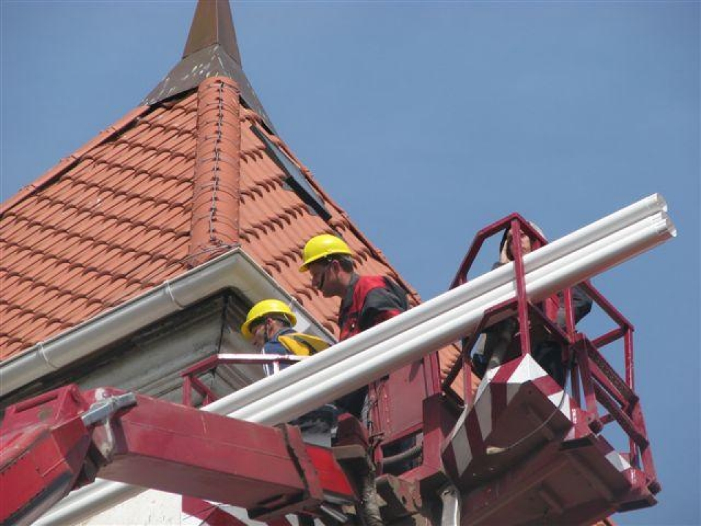 Torņa jumta rekonstrukcijā strādāja SIA “MAK būve” speciālisti Edgars Meldris un Ingmārs Kārkls. 
Autors: Foto no draudzes albuma.
