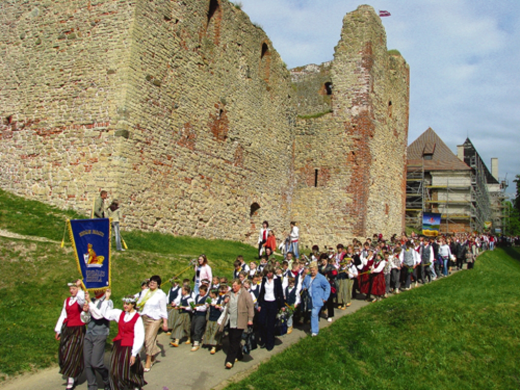 Jaunā paaudze interešu izglītības jomā paveikto iet rādīt gar vairāk nekā piecus gadsimtus veciem Bauskas pils mūriem. Priekšplānā Pilsrundāles vidusskolas audzēkņi.
Autors: Juris Iļņickis