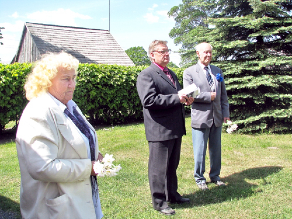 Daugavas Vanadžu Latvijā bijusī vadītāja Vija Tēce (no kreisās) savulaik ierosināja pavasarī tikties dzejnieka Viļa Plūdoņa mājās. Šī vieta, viņasprāt, esot paradīzes stūrītis zemes virsū. Svētkus vadīja Dainis Vanags (vidū), uzmanības centrā bija šīs tradīcijas uzturētājs Pauls Vīgants.
Autors: Mārīte Ozoliņa