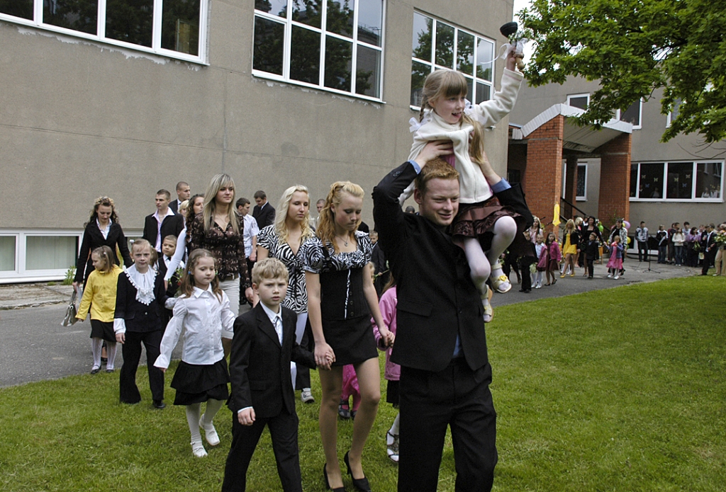 Svinīgajā ceremonijā skolas pagalmā pie ozola pulcējās 2. vidusskolas 9. un 12. klašu audzēkņi, pedagogi un jaunāko klašu bērni. 
Autors: Ivars Bogdanovs
