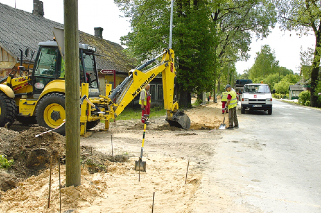 Ietves izbūvi Vecumniekos paredzēts pabeigt šomēnes, tāpēc šajās dienās objektā redzama liela strādnieku rosība. 
Autors: Ivars Bogdanovs