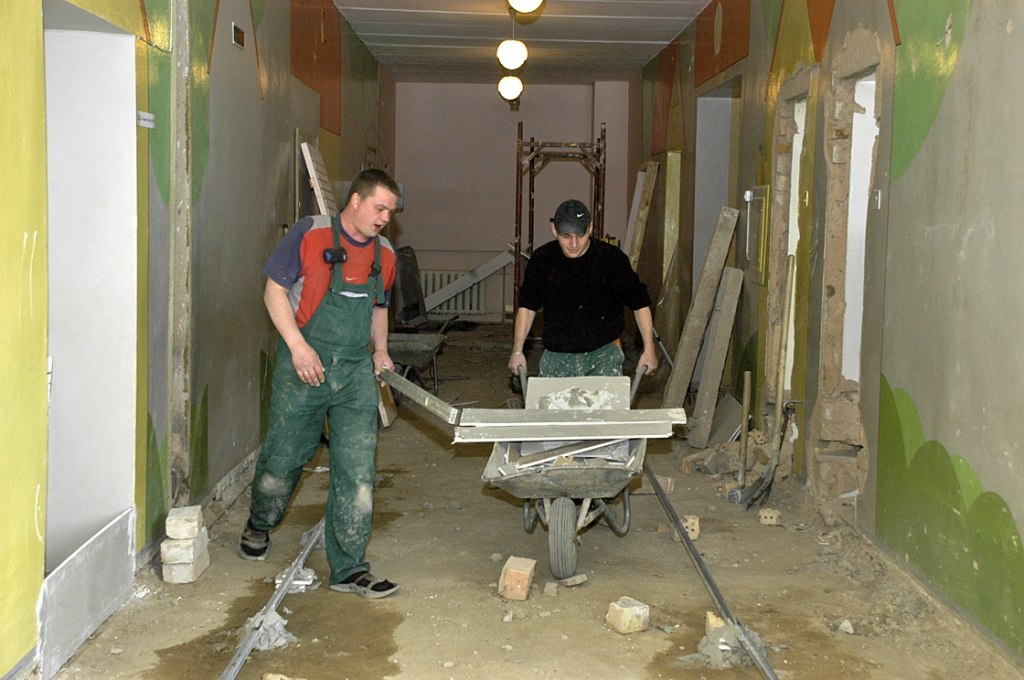 Bauskas slimnīcas poliklīnikā no 20. maija sācies pirmā stāva remonts. To veic SIA «Bauskas celtnieks», kas ārstniecības iestādē uzlabojumus veic regulāri. «Bauskas Dzīve» ceturtdien, 22. maijā, poliklīnikā sastapa rosāmies strādniekus Agri Murmuļovu (no kreisās) un Artūru Gonaku.
Autors: Ivars Bogdanovs