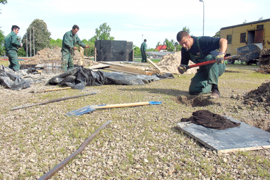 SIA «Vesta ABM» strādnieks Edgars Skukanskis (no labās) pastāstīja, ka strādāt objektā nav viegli, jo ir akmeņiem pilna grunts. 
Autors: Vilnis Auzāns