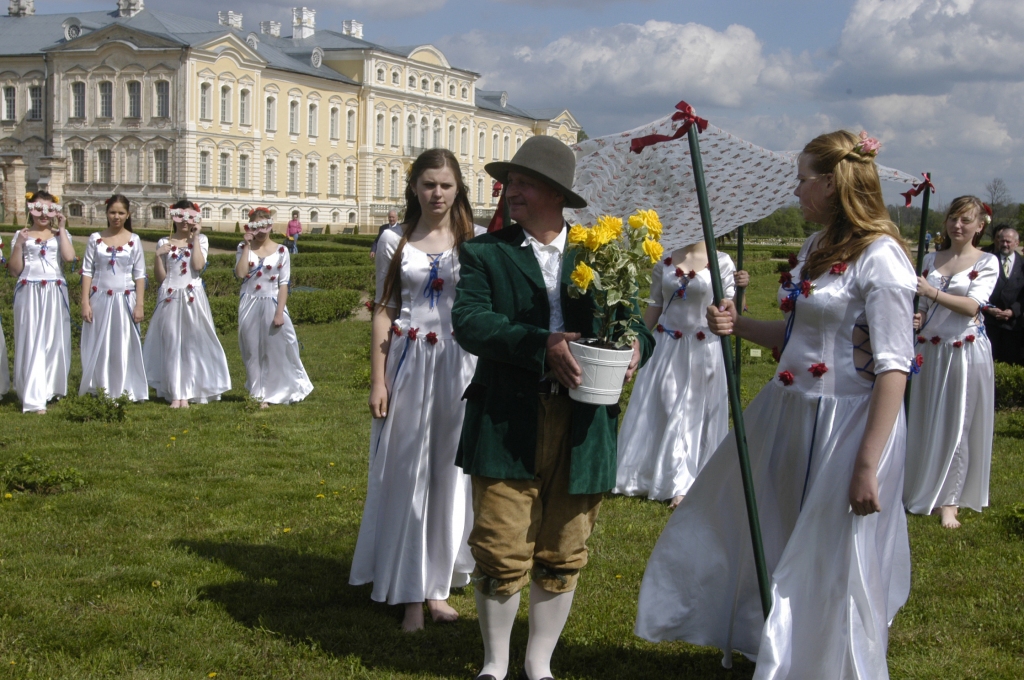 Pagājušā gada 14. jūlijā Rundāles pils parkā bija pirmie Baroka dārza svētki, veltīti talciniekiem un labvēļiem, kas palīdzējuši parka un rozārija veidošanā. 
Autors: No «Bauskas Dzīves» arhīva.