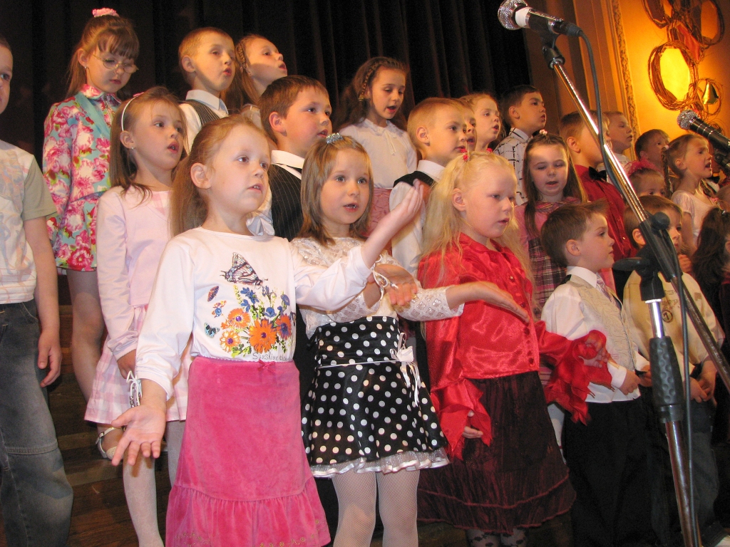  21. maijā visi vokālās studijas «Saulīte» ņiprie dziedātāji tikās Bauskas tautas namā, lai kopīgi priecātos par jauko gadalaiku un parādītu vecākiem un citiem interesentiem, ko ir iemācījušies.
Autors: Vilnis Auzāns