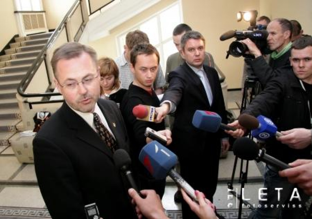 Korupcijas novēršanas un apkarošanas biroja (KNAB) priekšnieks Aleksejs Loskutovs atbild uz žurnālistu jautājumiem pēc Ministru kabineta sēdes.
Autors: LETA